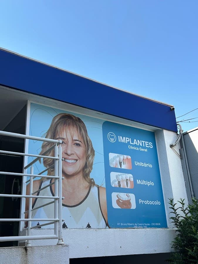 Dentista experiente atendendo paciente