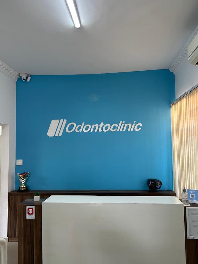 Recepção com boa iluminação e cores, mas falta de detalhes.